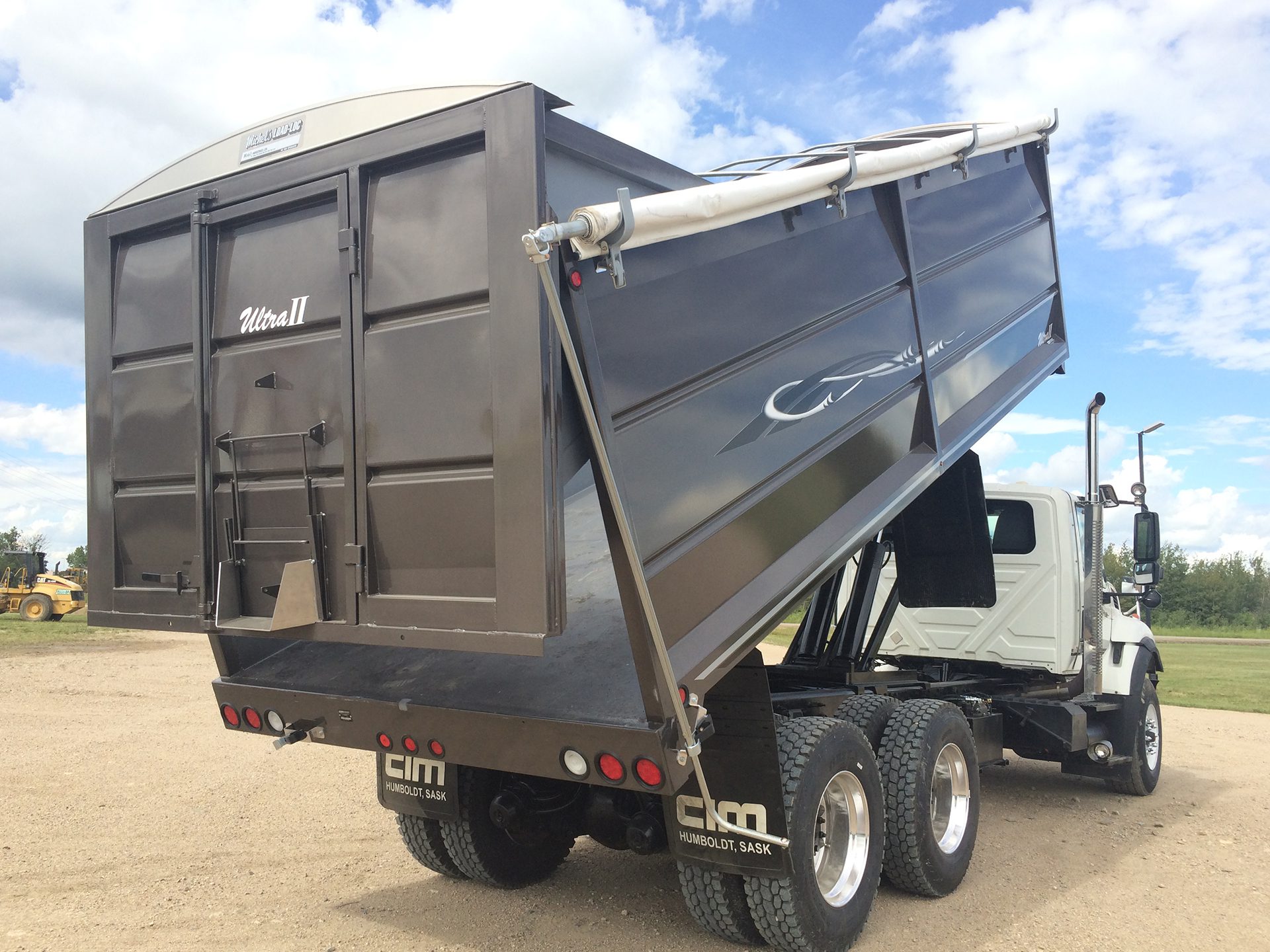 03-silage 03-silage-truck-back-trail-lifting-image